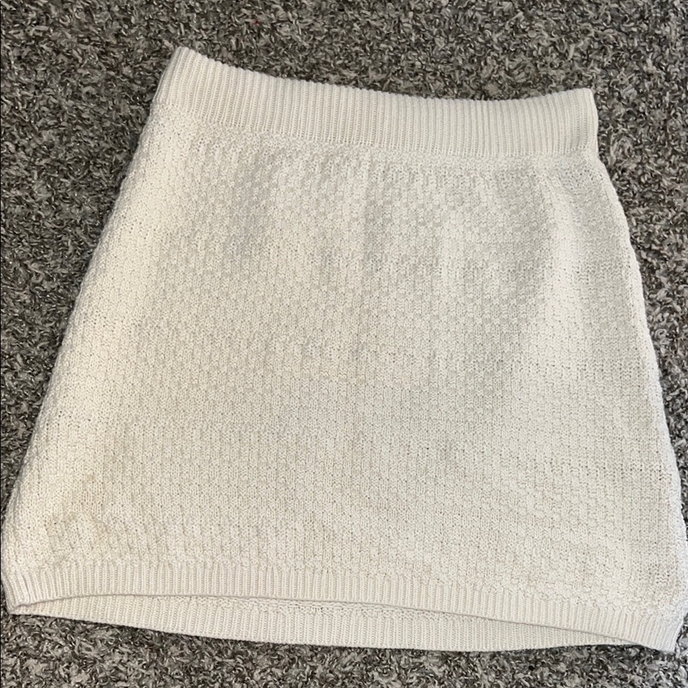 Elegant White Knit Skirt